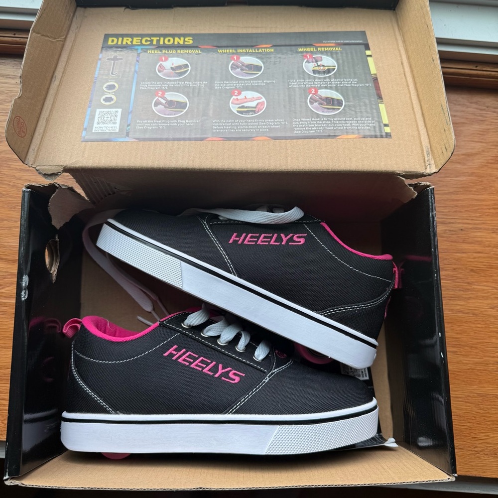 Heelys Kids Black and Pink Low-Top Sneakers